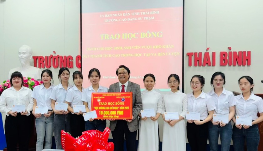 Hội Khuyến học tỉnh Thái Bình trao hơn 800 triệu đồng quà, học bổng tặng học sinh, sinh viên, hộ nghèo dịp Tết- Ảnh 3.