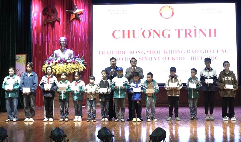 Hội Khuyến học tỉnh Thái Bình trao hơn 800 triệu đồng quà, học bổng tặng học sinh, sinh viên, hộ nghèo dịp Tết- Ảnh 4.