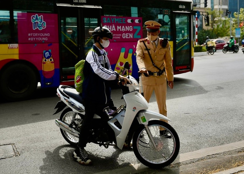 Hà Nội tăng cường tuần tra, chấn chỉnh tình trạng học sinh vi phạm trật tự, an toàn giao thông- Ảnh 2.