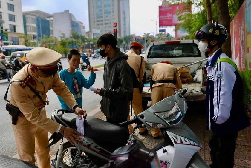 Hà Nội tăng cường tuần tra, chấn chỉnh tình trạng học sinh vi phạm trật tự, an toàn giao thông- Ảnh 5.