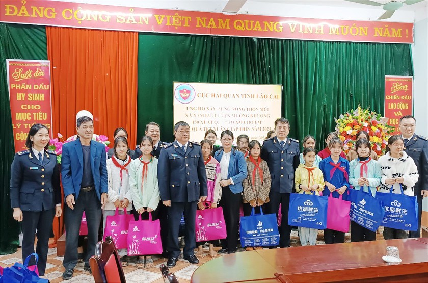 Cục Hải quan Lào Cai tặng 150 áo ấm cho học sinh vùng cao Nấm Lư- Ảnh 1.