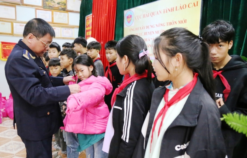 Cục Hải quan Lào Cai tặng 150 áo ấm cho học sinh vùng cao Nấm Lư- Ảnh 2.