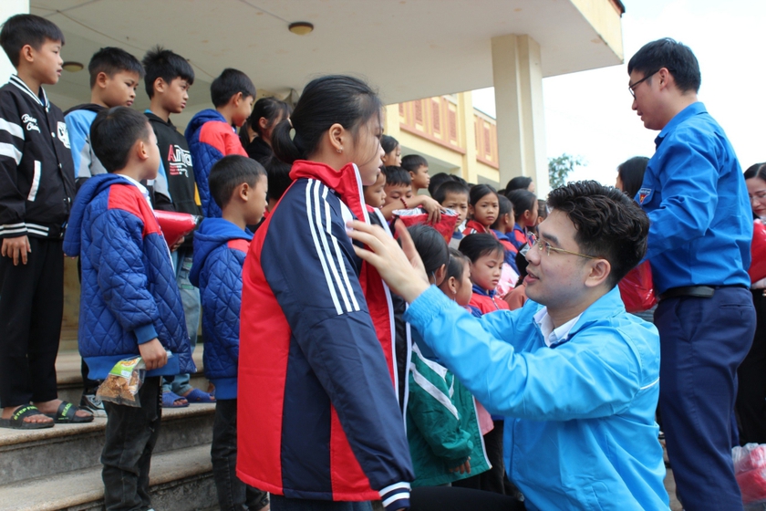 Quảng Ninh: Đoàn thanh niên Văn phòng Uỷ ban nhân dân tỉnh tặng gần 400 suất quà cho học sinh- Ảnh 2.