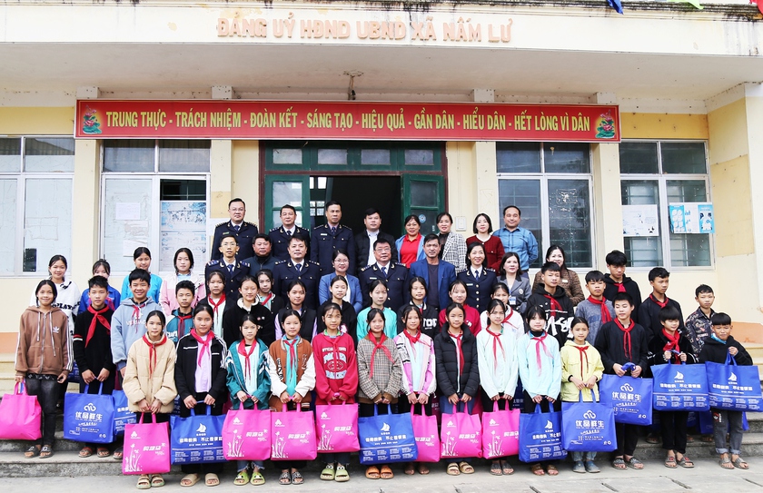 Cục Hải quan Lào Cai tặng 150 áo ấm cho học sinh vùng cao Nấm Lư- Ảnh 3.