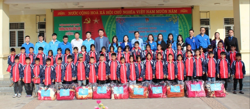 Quảng Ninh: Đoàn thanh niên Văn phòng Uỷ ban nhân dân tỉnh tặng gần 400 suất quà cho học sinh- Ảnh 1.