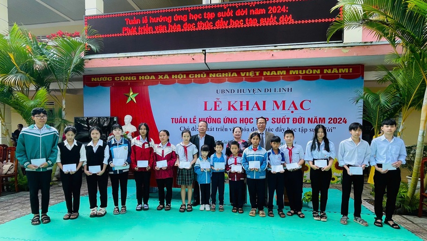 Hội Khuyến học tỉnh Lâm Đồng trao 40 suất học bổng trong lễ khai mạc tuần lễ học tập suất đời huyện Di Linh - Ảnh 1.