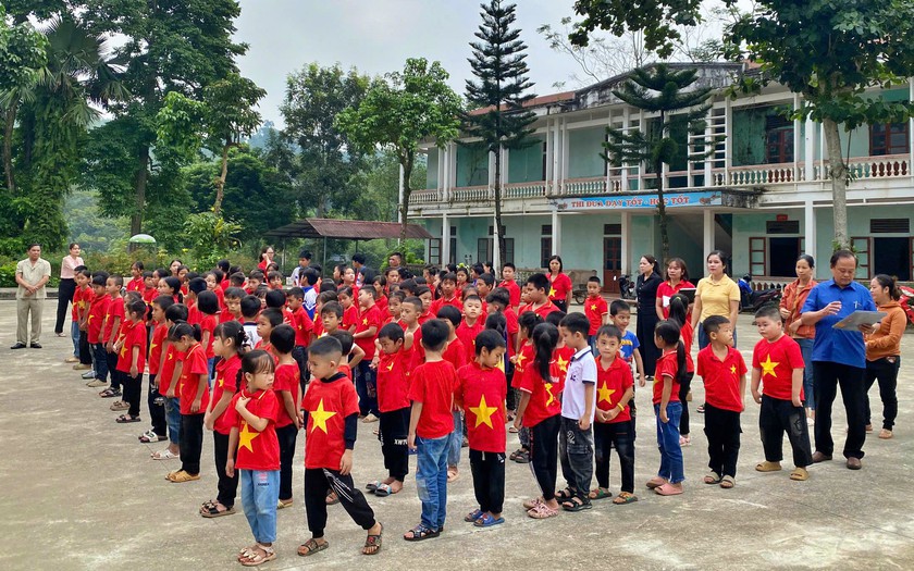 Hội Khuyến học Hà Giang thăm hỏi, trao học bổng cho học sinh bị ảnh hưởng sạt lở đất tại Bắc Quang - Ảnh 2.