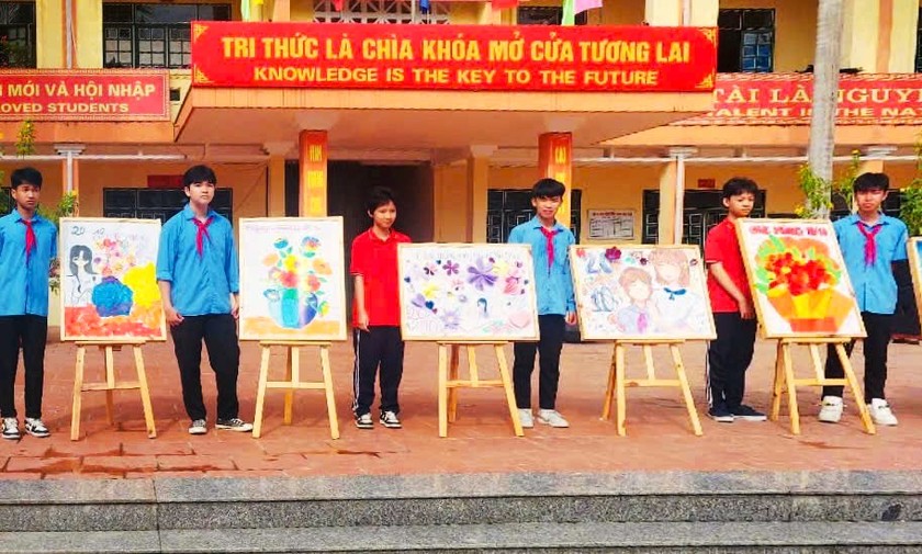 Học sinh thành phố Lào Cai thi làm thiệp tranh "Tri ân người phụ nữ tôi yêu" - Ảnh 1.