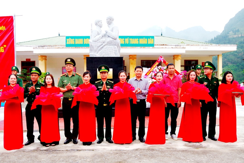 Lào Cai khánh thành tượng đài “Bác Hồ với chiến sĩ Biên phòng” - Ảnh 1.