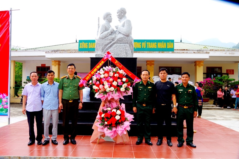 Lào Cai khánh thành tượng đài “Bác Hồ với chiến sĩ Biên phòng” - Ảnh 3.