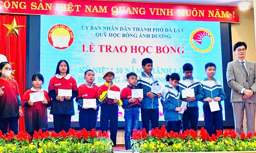 Quỹ Ánh Dương Đà Lạt trao học bổng nhân kỷ niệm 20 năm thành lập - Ảnh 4.