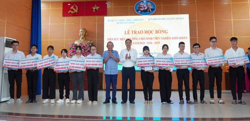 Nguyên Phó Thủ tướng Trương Hòa Bình trao học bổng tiếp sức đến trường cho sinh viên nghèo vượt khó   - Ảnh 1.