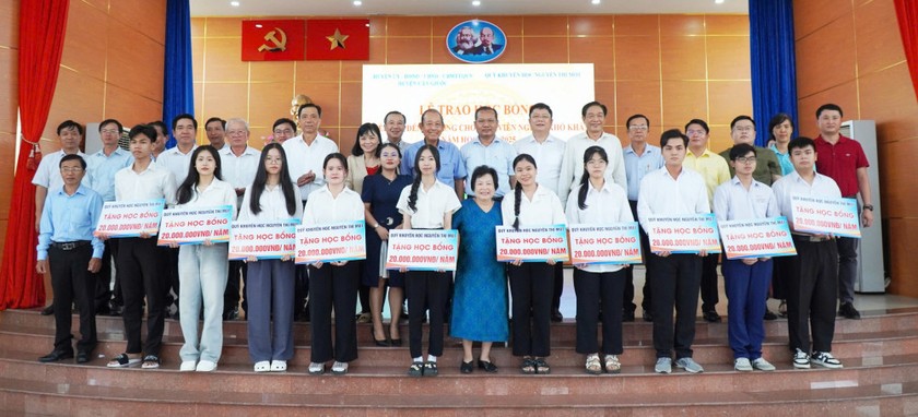 Nguyên Phó Thủ tướng Trương Hòa Bình trao học bổng tiếp sức đến trường cho sinh viên nghèo vượt khó   - Ảnh 2.