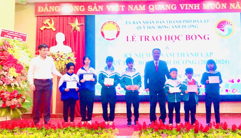 Quỹ Ánh Dương Đà Lạt trao học bổng nhân kỷ niệm 20 năm thành lập - Ảnh 3.