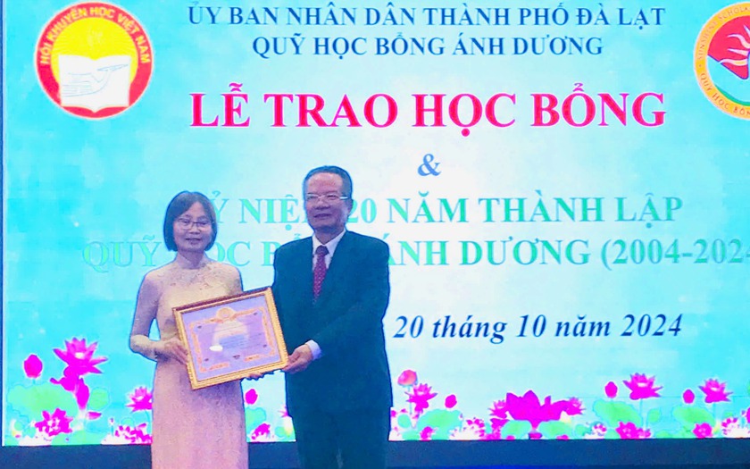 Quỹ Ánh Dương Đà Lạt trao học bổng nhân kỷ niệm 20 năm thành lập - Ảnh 2.