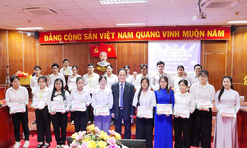 Hội khuyến học thương gia Đài Loan tại Việt Nam trao học bổng 250 triệu đồng cho sinh viên Trường Đại học Trà Vinh  - Ảnh 1.