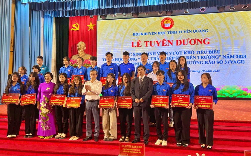 Hội Khuyến học tỉnh Tuyên Quang tuyên dương và trao học bổng "Tân Trào tiếp sức đến trường" - Ảnh 4.