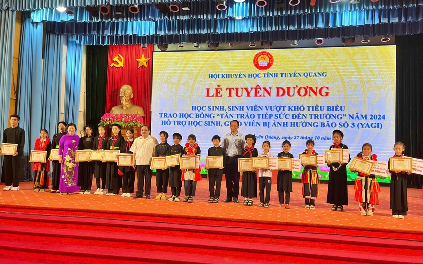 Hội Khuyến học tỉnh Tuyên Quang tuyên dương và trao học bổng "Tân Trào tiếp sức đến trường" - Ảnh 3.