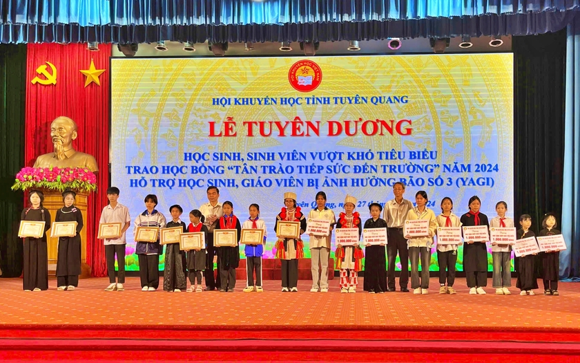 Hội Khuyến học tỉnh Tuyên Quang tuyên dương và trao học bổng "Tân Trào tiếp sức đến trường" - Ảnh 1.