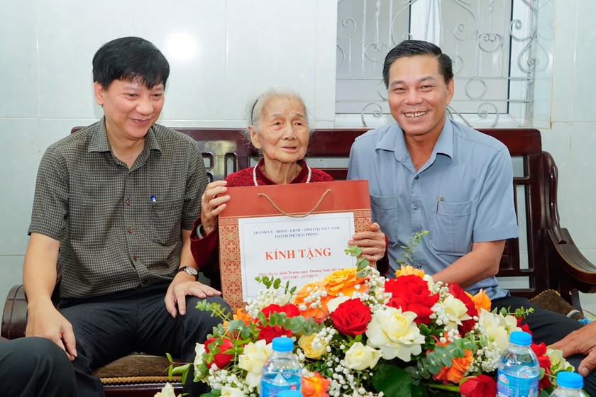 Hải Phòng sẽ tặng quà cho giáo sư, nhà giáo, thầy thuốc, văn nghệ sĩ dịp đầu năm mới - Ảnh 1.