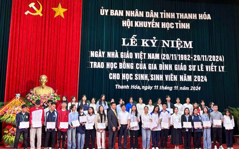 Thanh Hóa kỉ niệm Ngày Nhà giáo Việt Nam, trao học bổng Lê Viết Ly cho học sinh, sinh viên - Ảnh 1.