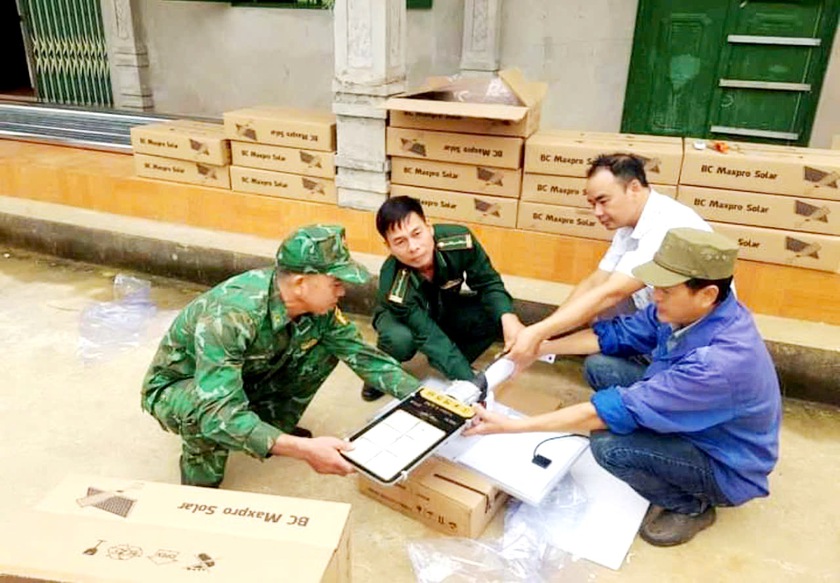 Trao tặng công trình “Thắp sáng đường biên” cho người dân biên giới Trịnh Tường- Ảnh 3.