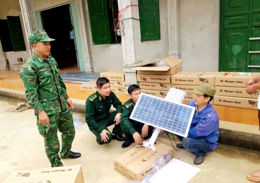 Trao tặng công trình “Thắp sáng đường biên” cho người dân biên giới Trịnh Tường- Ảnh 1.