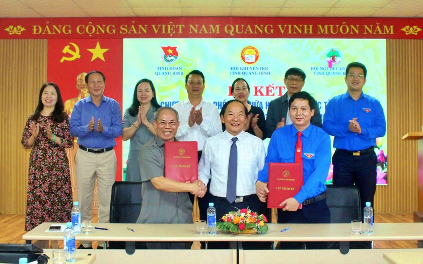 Hội Khuyến học tỉnh Quảng Bình ký kết chương trình phối hợp với các đơn vị - Ảnh 1.