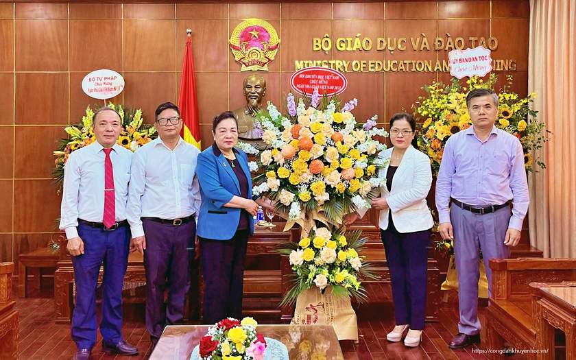 Đoàn đại biểu Trung ương Hội Khuyến học Việt Nam chúc mừng lãnh đạo Bộ Giáo dục và Đào tạo và các thầy cô giáo nhân Ngày Nhà giáo Việt Nam 20/11.