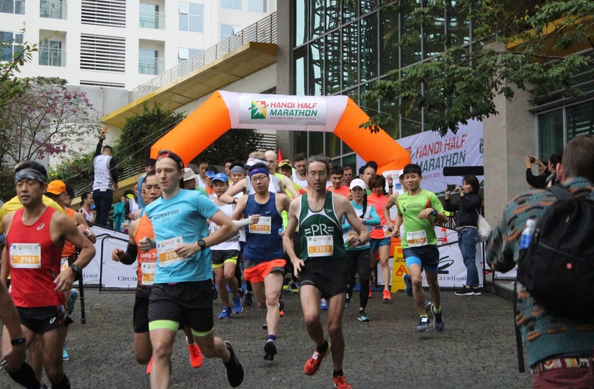 Giải chạy vì động vật hoang dã “Song Hong Half Marathon 2024” - Ảnh 1.