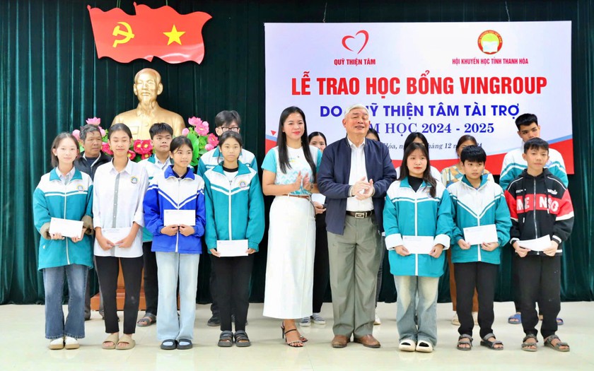 Trao học bổng Quỹ Thiện Tâm của Tập đoàn Vingroup cho học sinh, sinh viên Thanh Hoá - Ảnh 2.