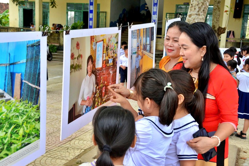 Triển lãm ảnh Trường Sa và nhà giàn DK1 trong trường học - Ảnh 1.