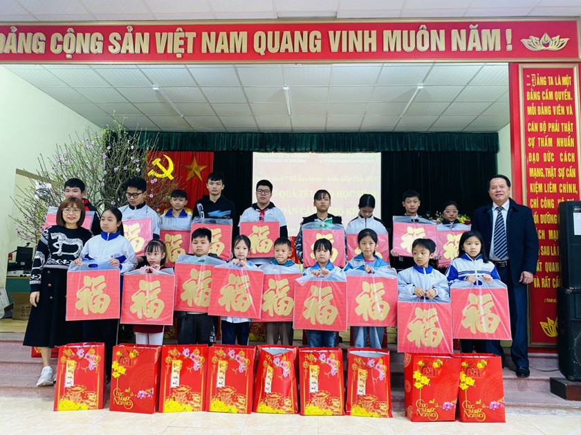 Hội Khuyến học thành phố Hải Phòng trao 560 suất quà, học bổng tặng học sinh dịp Tết Nguyên đán- Ảnh 4.