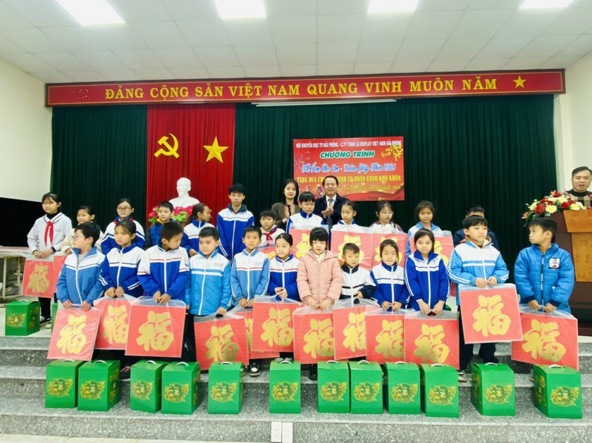 Hội Khuyến học thành phố Hải Phòng trao 560 suất quà, học bổng tặng học sinh dịp Tết Nguyên đán- Ảnh 3.