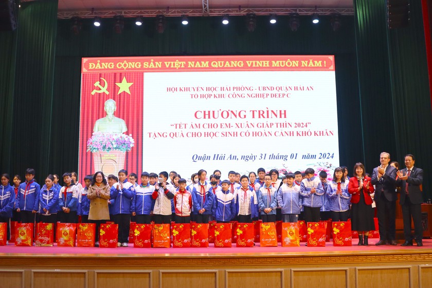 Hội Khuyến học thành phố Hải Phòng trao 560 suất quà, học bổng tặng học sinh dịp Tết Nguyên đán- Ảnh 1.
