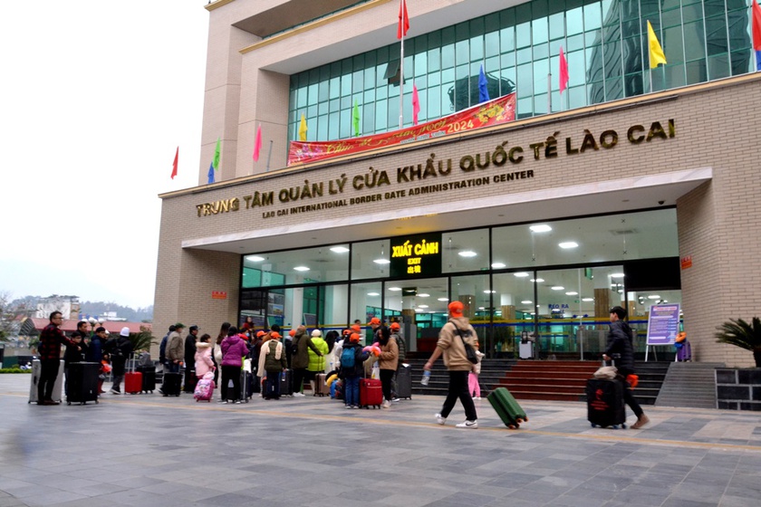 Lào Cai: Khách Việt nhộn nhịp xuất cảnh du lịch Trung Quốc ngày mùng 1 Tết- Ảnh 1.