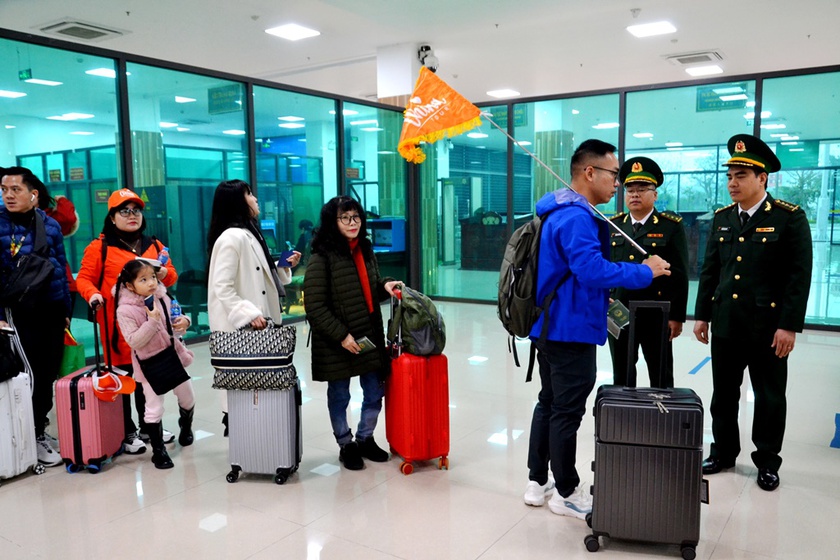 Lào Cai: Khách Việt nhộn nhịp xuất cảnh du lịch Trung Quốc ngày mùng 1 Tết- Ảnh 4.