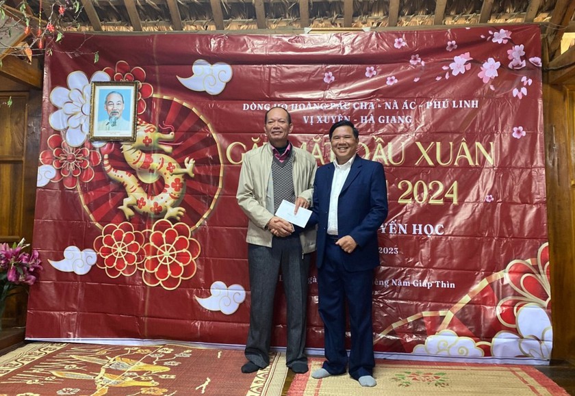 Hội Khuyến học Hà Giang trao thưởng khuyến học cho dòng họ Hoàng Pác Cha- Ảnh 1.