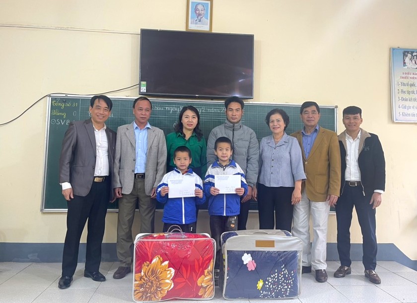 Hội Khuyến học tỉnh Tuyên Quang hỗ trợ đột xuất gia đình học sinh gặp hỏa hoạn- Ảnh 1.