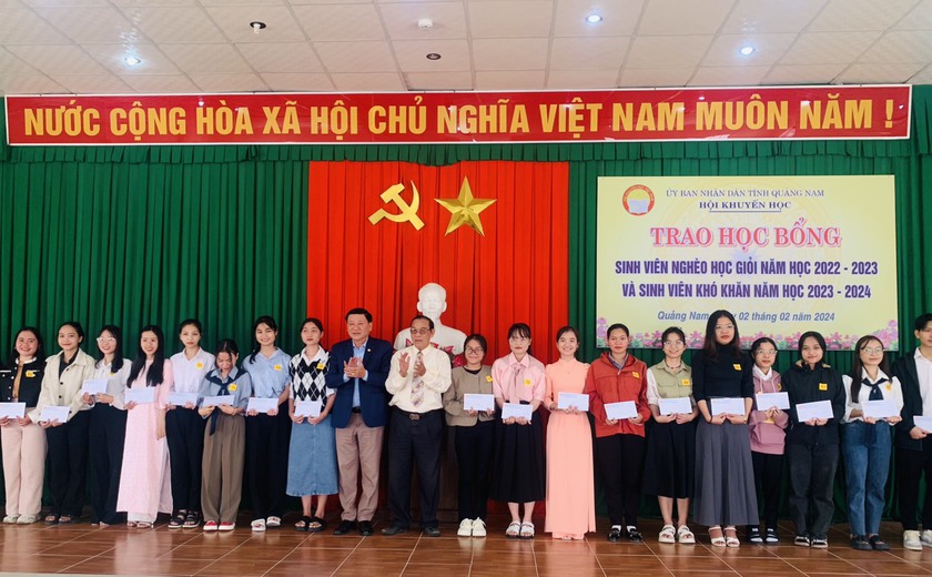 Hội Khuyến học tỉnh Quảng Nam trao 353 triệu đồng học bổng, quà Tết tặng học sinh, sinh viên vượt khó- Ảnh 1.