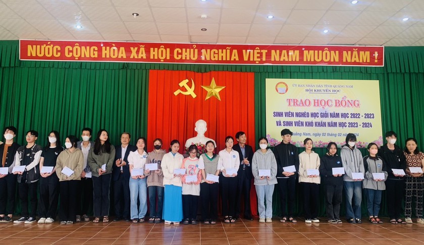 Hội Khuyến học tỉnh Quảng Nam trao 353 triệu đồng học bổng, quà Tết tặng học sinh, sinh viên vượt khó- Ảnh 3.