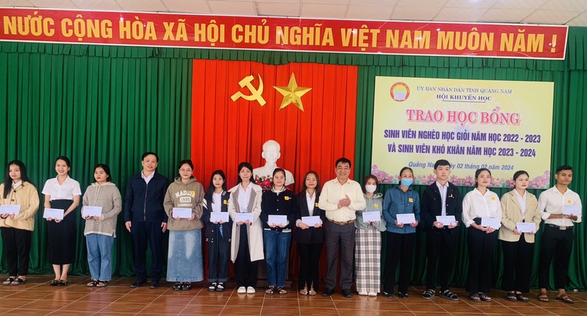 Hội Khuyến học tỉnh Quảng Nam trao 353 triệu đồng học bổng, quà Tết tặng học sinh, sinh viên vượt khó- Ảnh 2.