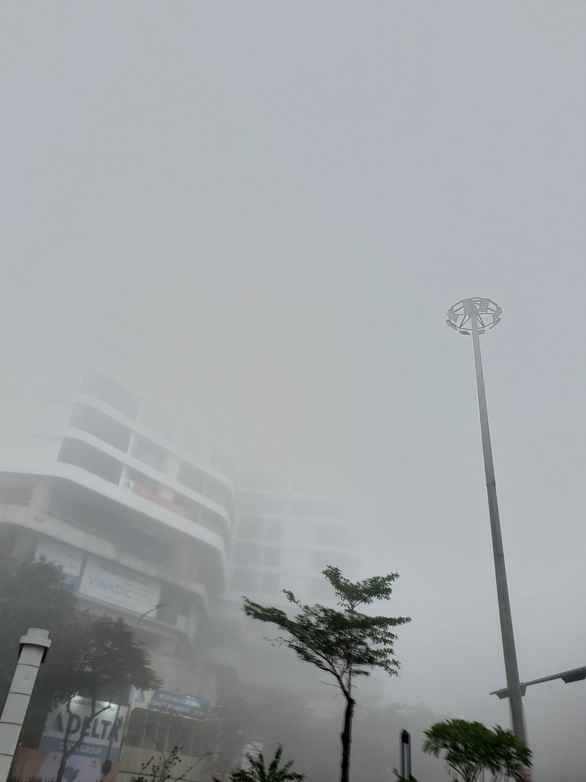 Hà Nội "mơ màng" sương mù trong sáng 2/2- Ảnh 5.