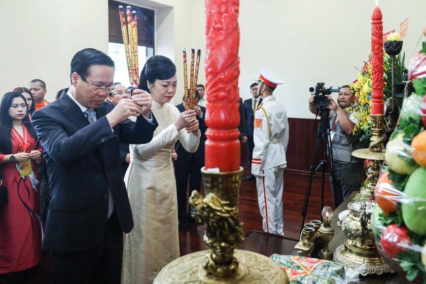 Chủ tịch nước Võ Văn Thưởng thực hiện nghi thức thả cá chép tiễn ông Công, ông Táo- Ảnh 4.