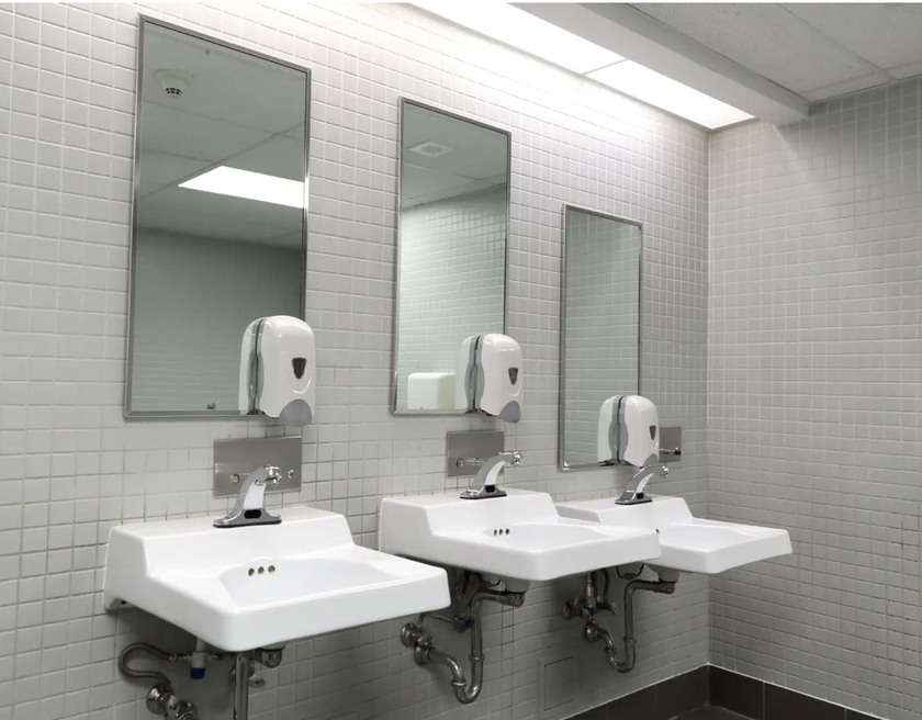 Mỹ: Học sinh "nghiện" quay TikTok, trường học tháo hết gương trong phòng vệ sinh- Ảnh 2.