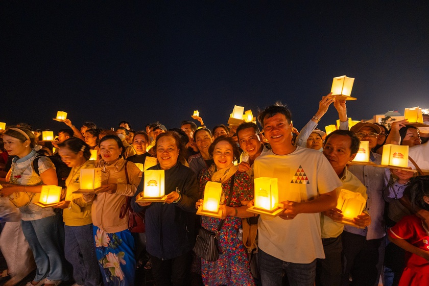 Người dân Nam Bộ đổ về núi Bà Đen, Tây Ninh du xuân, dâng đăng cầu may mắn đầu năm- Ảnh 3.