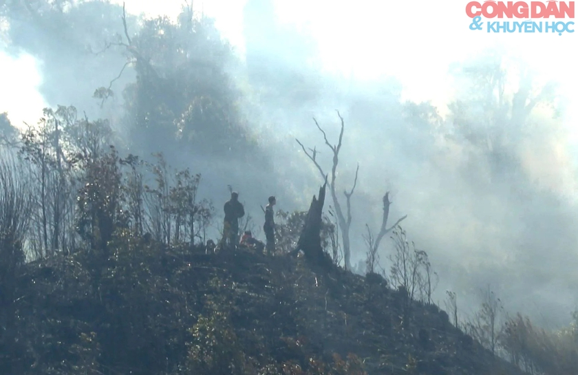 Cháy rừng ở Sa Pa: Điểm cháy cuối cùng treo ngang  vách núi cao đã bị khống chế- Ảnh 9.