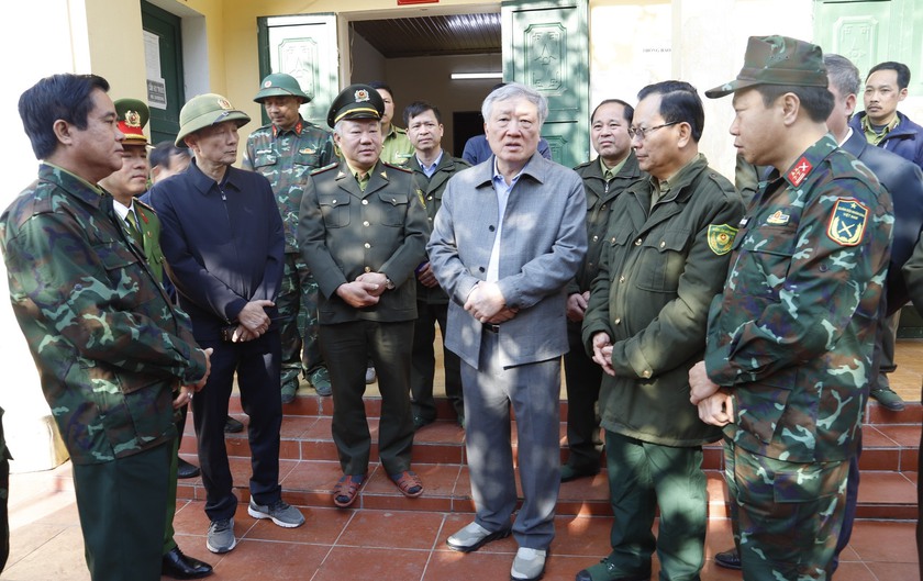 Cháy rừng ở Sa Pa: Ủy viên Bộ Chính trị Nguyễn Hòa Bình thị sát, động viên lực lượng chữa cháy - Ảnh 1.