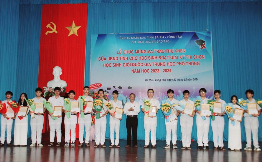 Hội Khuyến học tỉnh Bà Rịa - Vũng Tàu trao 78 triệu đồng khen thưởng học sinh giỏi cấp quốc gia- Ảnh 3.