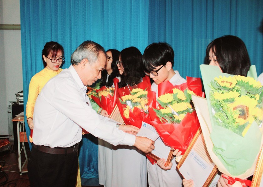 Hội Khuyến học tỉnh Bà Rịa - Vũng Tàu trao 78 triệu đồng khen thưởng học sinh giỏi cấp quốc gia- Ảnh 1.